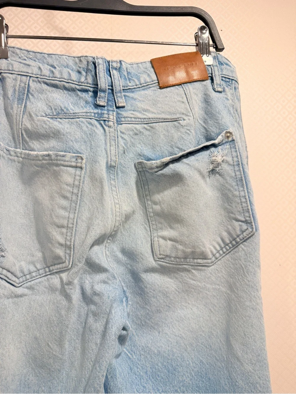Free People We The Free Distressed Barrel Jeans  Light Wash Wide-Leg Jeans Sz 27